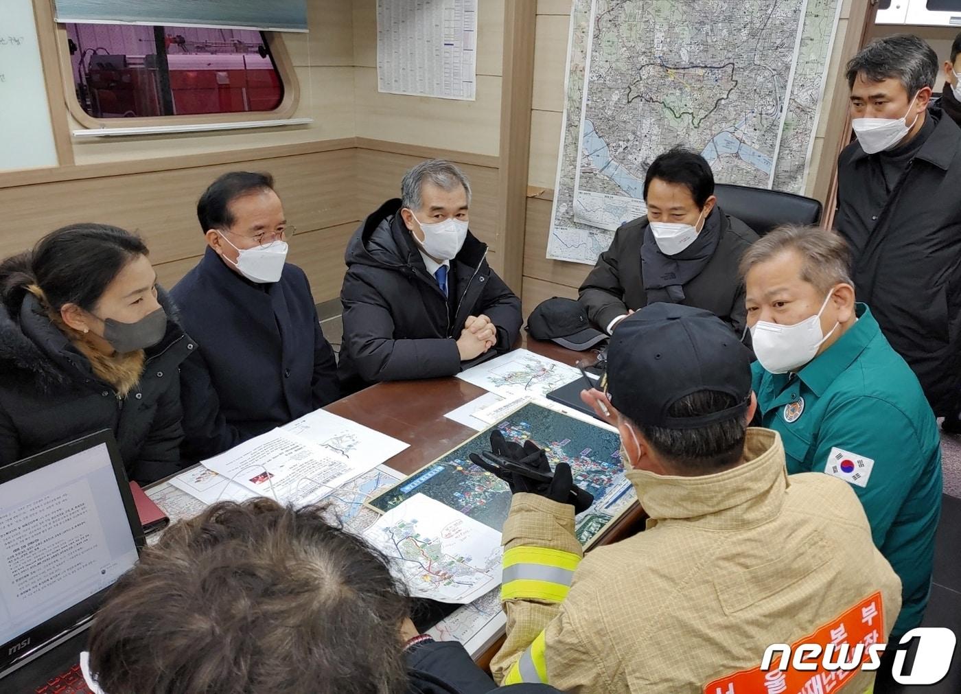 이상민 행정안전부 장관이 지난 20일 오전 서울 강남구 구룡마을 화재 현장을 찾아 소방관계자로부터 상황보고를 받고 있다. 이 장관은 대피주민 난방 등 생활에 불편함이 없도록 필요한 조치를 할 것 당부했다. &#40;행정안전부 제공&#41; 2023.1.20/뉴스1