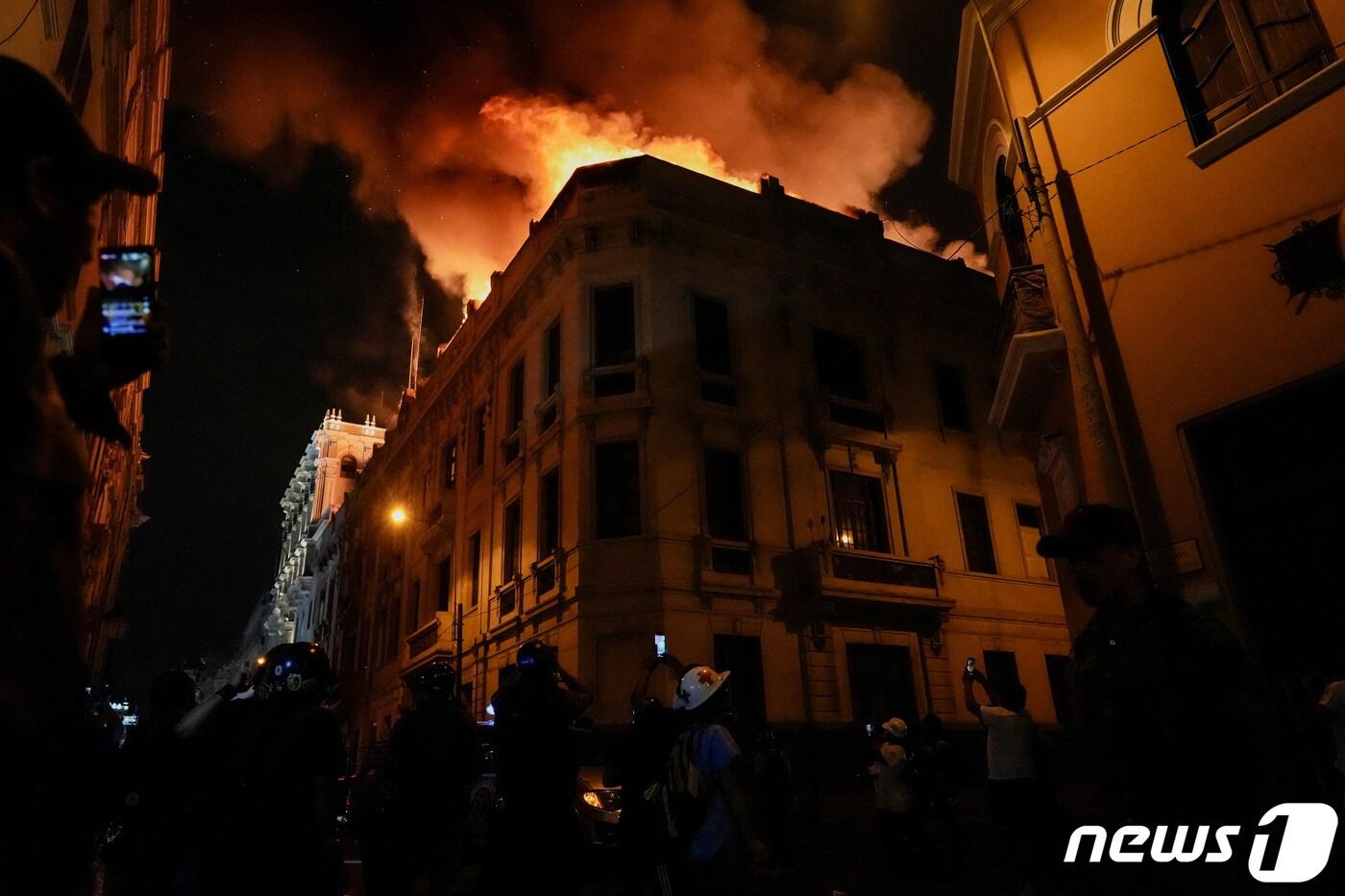 19일&#40;현지시간&#41; 페루 리마에서 페드로 카스티요 전 대통령 탄핵 및 체포에 반발해 일어난 시위가 한 달 넘게 이어지고 있다. 사진은 시위 도중 한 건물 옥상에서 화재가 발생한 모습. 페루 정부는 15일 리마, 쿠스코, 푸노, 카야오 지역에 30일간 비상사태를 선포하고 집회의 자유를 제한하고 있다. ⓒ 로이터=뉴스1 ⓒ News1 권진영 기자