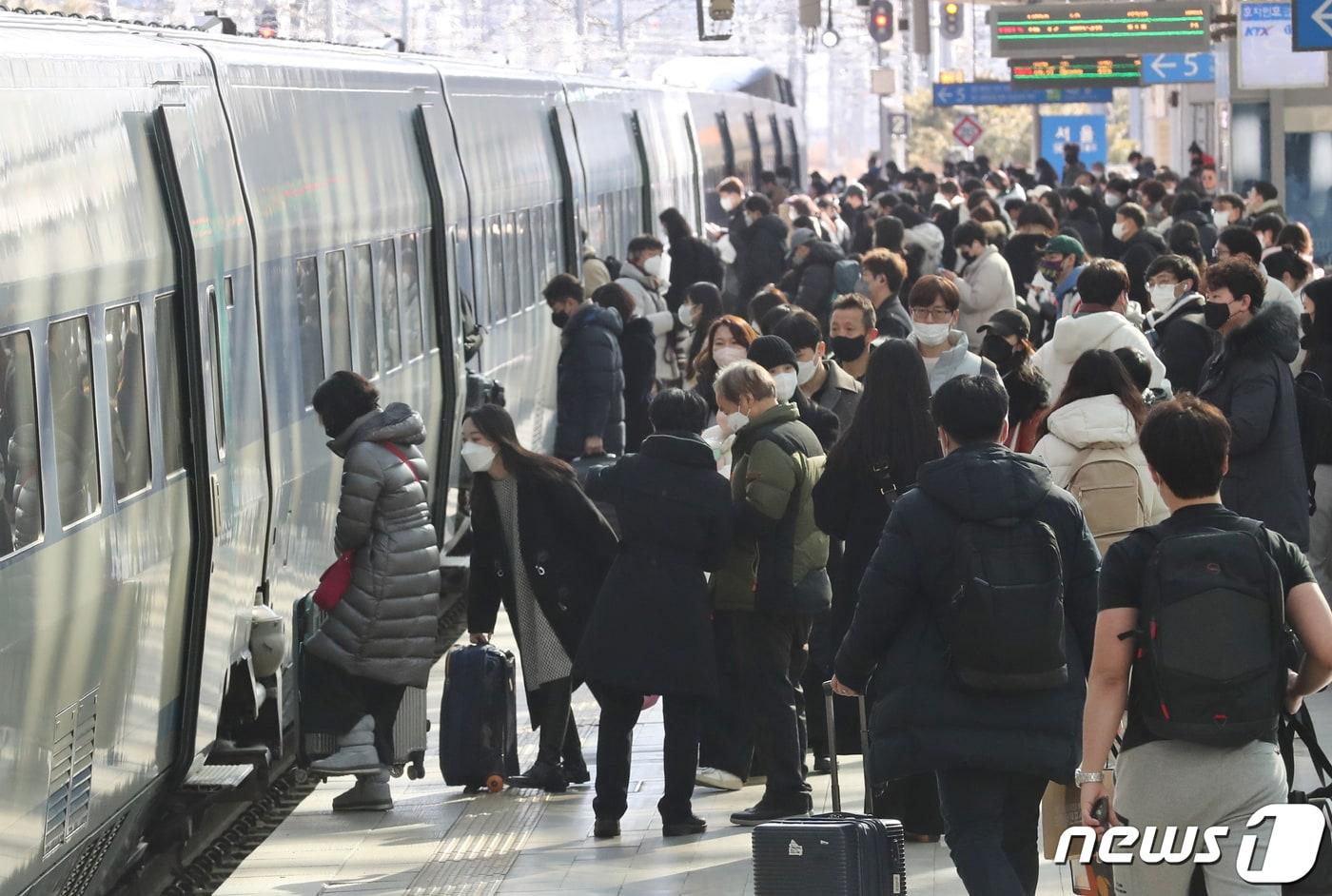 지난해 1월 20일 서울 용산구 서울역에서 귀성객들이 설 연휴를 맞아 고향으로 출발하는 KTX를 타고 있다. 2023.1.20/뉴스1 ⓒ News1 송원영 기자