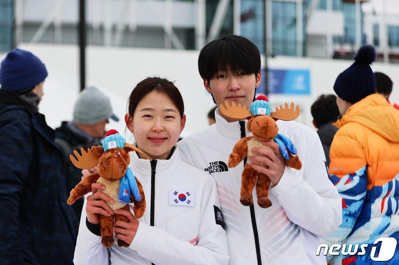 김민선&#40;고려대&#41;과 안현준&#40;23·대림대&#41;이 20일&#40;한국시간&#41; 미국 뉴욕주 레이크플래시드 올림픽 센터 스피드스케이팅 오벌에서 열린 제31회 레이크플래시드 동계세계대학경기대회 혼성계주에서 금메달을 딴 후 기념촬영을 하고 있다. &#40;대한체육회 제공&#41; 2023.1.20/뉴스1