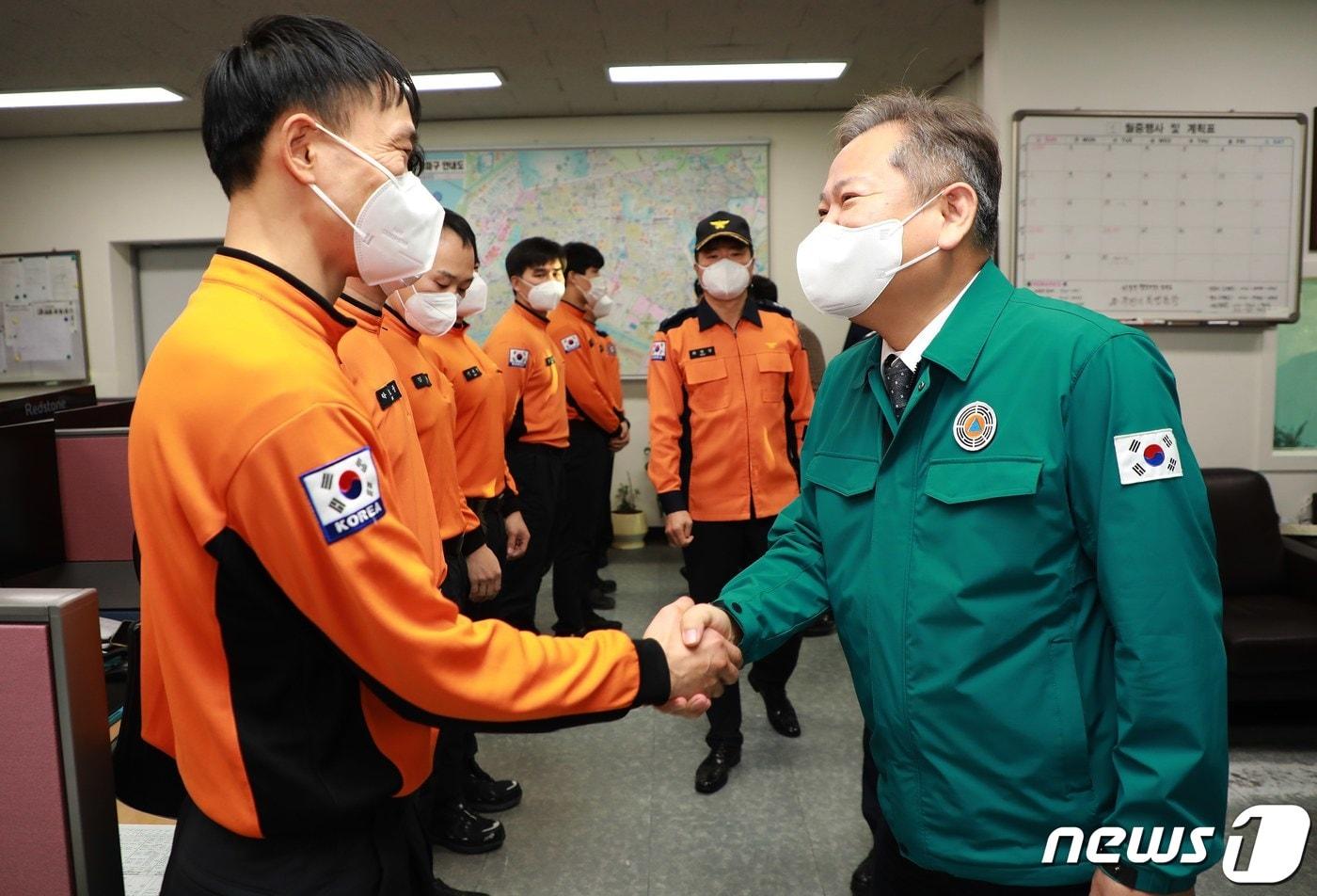 이상민 행정안전부 장관이 서울시 송파구 송파소방서 종합운동장 119안전센터를 찾아 명절 연휴 화재예방대책 청취 및 직원들을 격려하고 있다 &#40;행정안전부 제공&#41; 2023.1.20/뉴스1