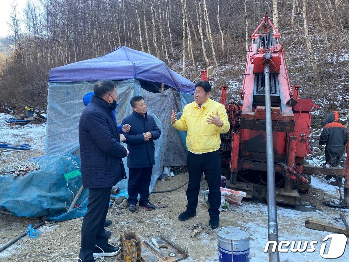 이상호 강원 태백시장&#40;오른쪽&#41;이 최근 태백 면산 일원 티타늄광산 개발 현장을 방문하고 있다. &#40;뉴스1 DB&#41;