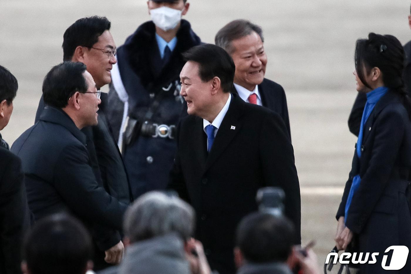 윤석열 대통령이 아랍에미리트 국빈방문, 스위스 다보스포럼 등 순방일정을 마치고 21일 오전 경기 성남 서울공항에 도착해 주호영 국민의힘 원내대표와 악수하고 있다. 2023.1.21/뉴스1 ⓒ News1 이승배 기자