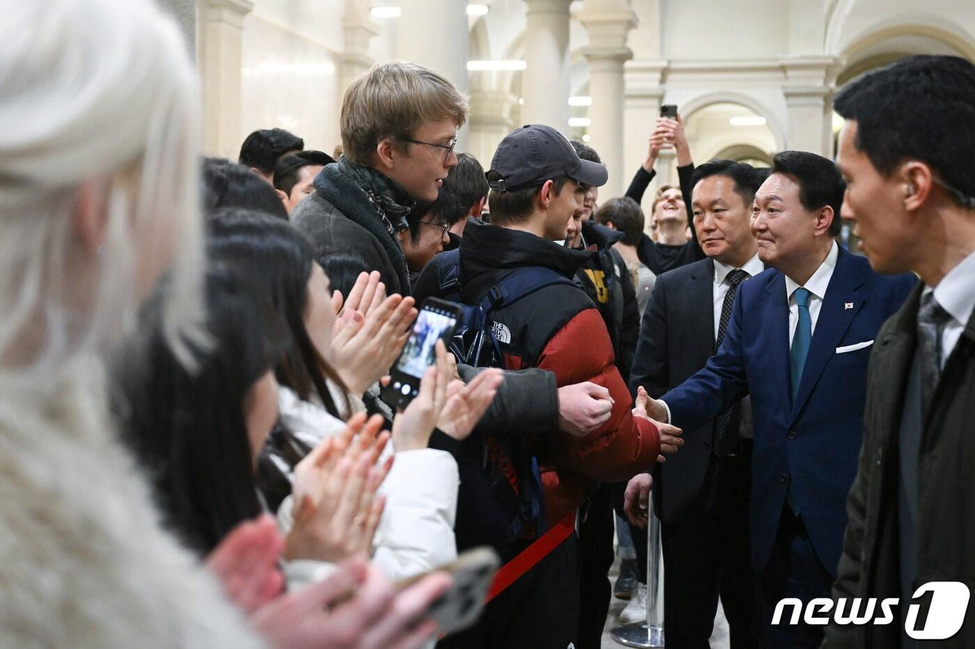 윤석열 대통령이 지난 19일&#40;현지시간&#41; 스위스 취리히 연방공과대학에서 &#39;양자 석학과의 대화&#39;를 마친 후 학생들과 인사하고 있다. &#40;대통령실 제공&#41; 2023.1.21/뉴스1 ⓒ News1 안은나 기자