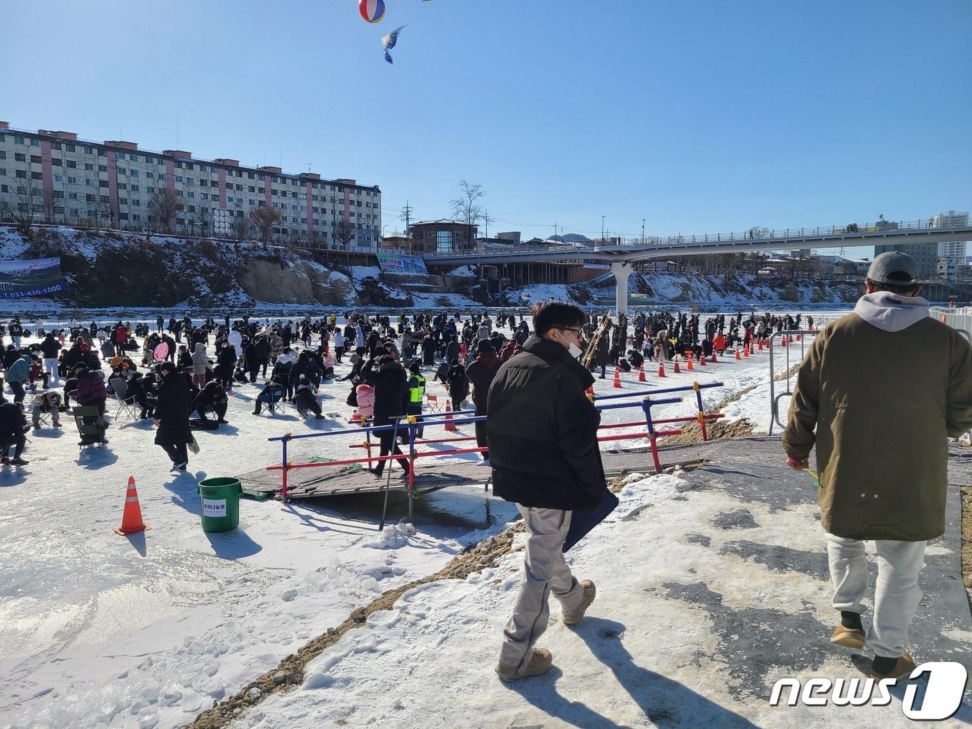 &#39;홍천강 꽁꽁축제&#39;가 21일 강원 홍천강둔치 인근에서 열리는 가운데 이날 얼음낚시터 주변에 인파가 몰려들고 있다. 2023.1.21/뉴스1 이종재 기자