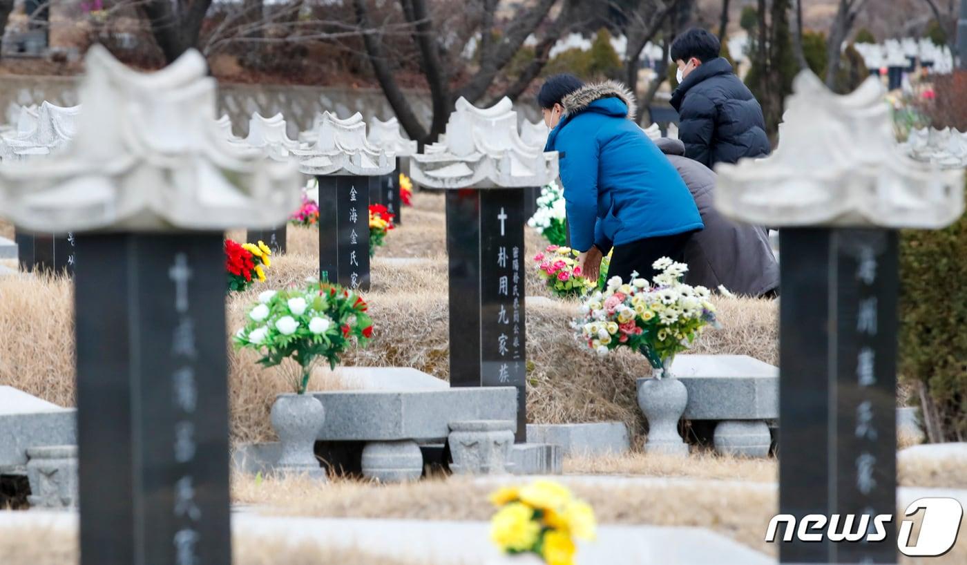 설날인 22일 인천시 부평구 인천가족공원묘지를 찾은 성묘객들이 성묘를 하고 있다. 2023.1.22/뉴스1 ⓒ News1 김도우 기자