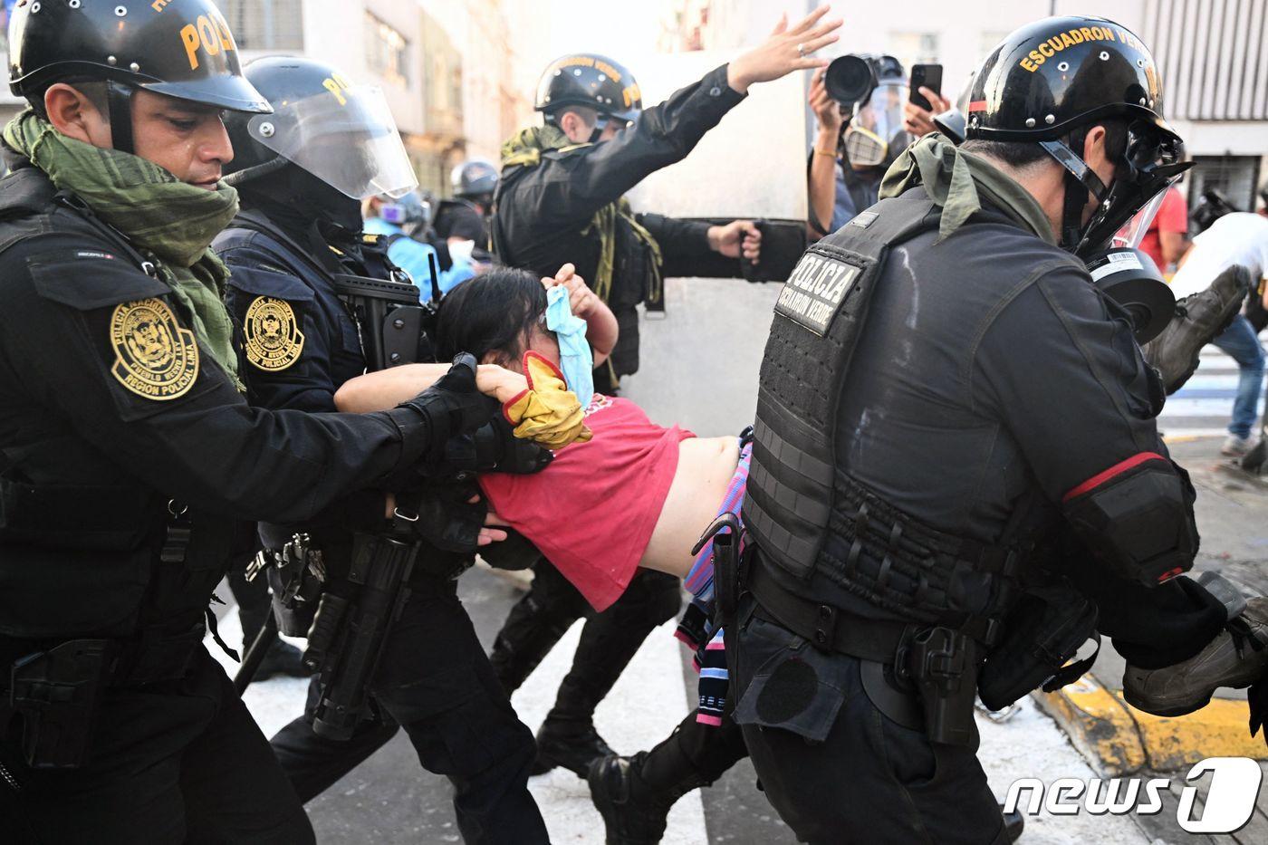 24일&#40;현지시간&#41; 페루 리마에서 디나 볼루아르테 대통령의 사임을 요구하는 반정부 시위대가 진압 경찰에 끌려 가고 있다. ⓒ AFP=뉴스1 ⓒ News1 우동명 기자