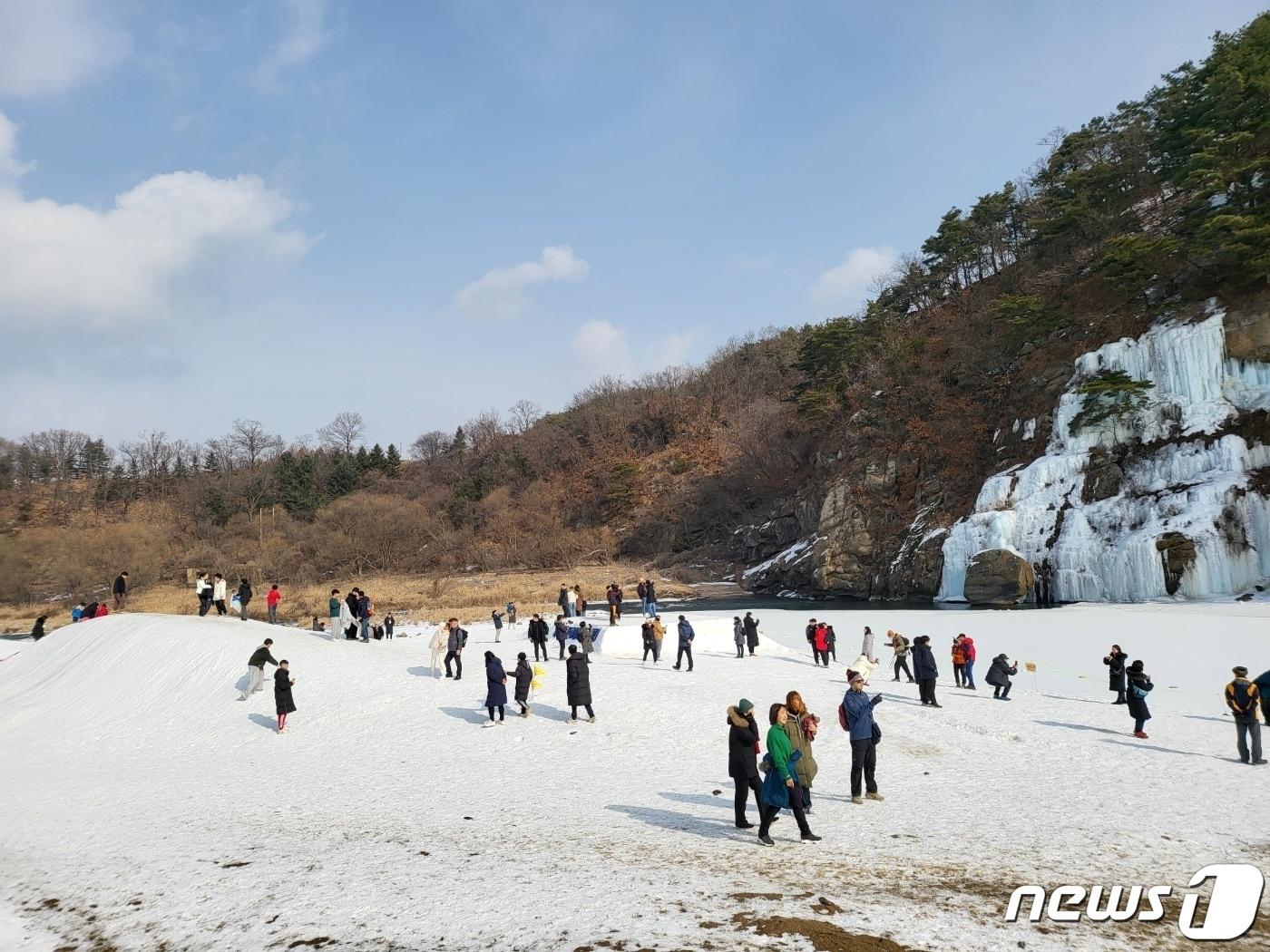 강원 철원군이 주최한 올해 한탄강 겨울놀이 얼음트레킹 축제 현장.&#40;철원군 제공&#41;