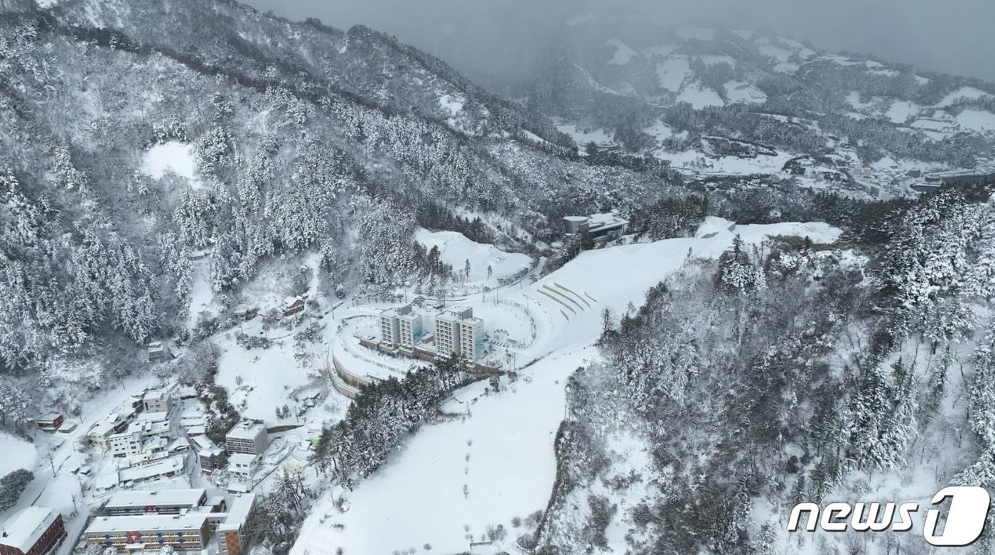 25일 오후 대설경보가 해제된 경북 울릉군 울릉도 일대에 눈이 쌓여 있다. 기상청에 따르면 24일부터 내린 울릉군 누적 적설량은 75cm이다.&#40;울릉군제공&#41;2023.1.25/뉴스1 ⓒ News1 최창호 기자