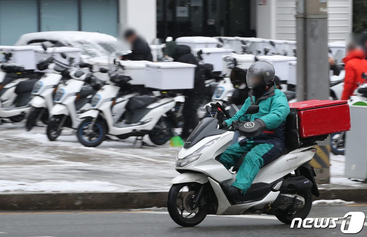 서울 시내에서 라이더들이 배달하고 있다. 2023.1.26/뉴스1 ⓒ News1 구윤성 기자