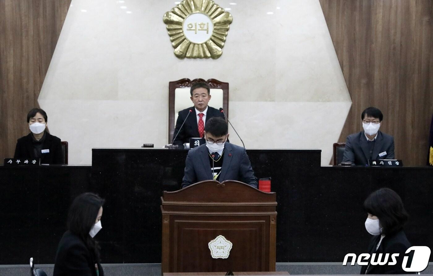 충북 괴산군의회 최경섭 의원이 26일 열린 임시회에서 집행부 직원들의 일하는 방식 개선을 제안하고 있다.&#40;괴산군의회 제공&#41; / 뉴스1