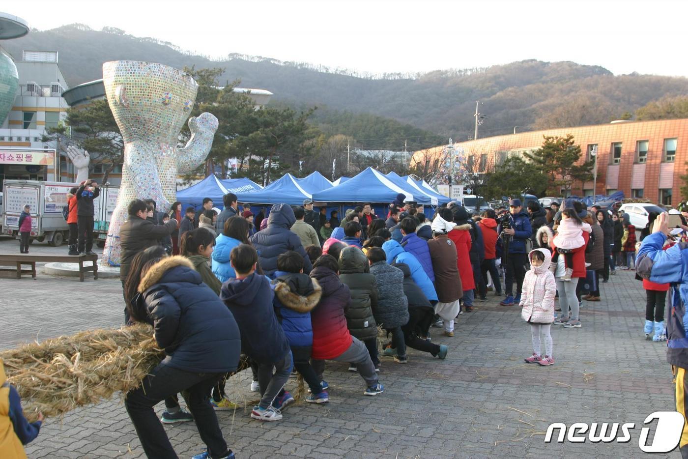 이천시가 2월 4일 설봉공원에서 정월대보름 민속축제를 연다.&#40;이천시 제공&#41;