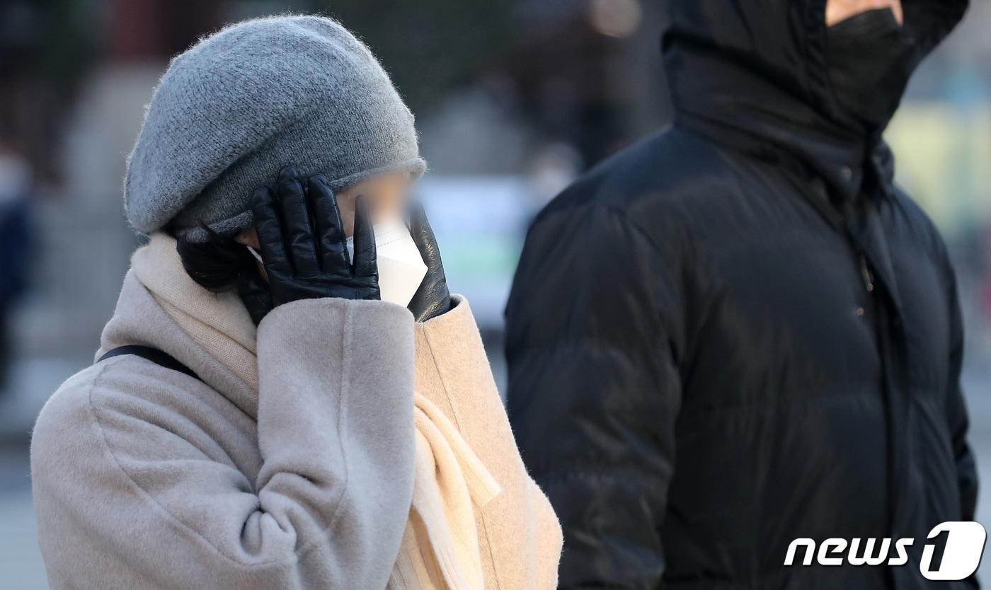 연일 한파가 이어지고 있는 27일 오전 서울 종로구 광화문 네거리에서 출근길 시민들이 발걸음을 옮기고 있다. 2023.1.27/뉴스1 ⓒ News1 이동해 기자