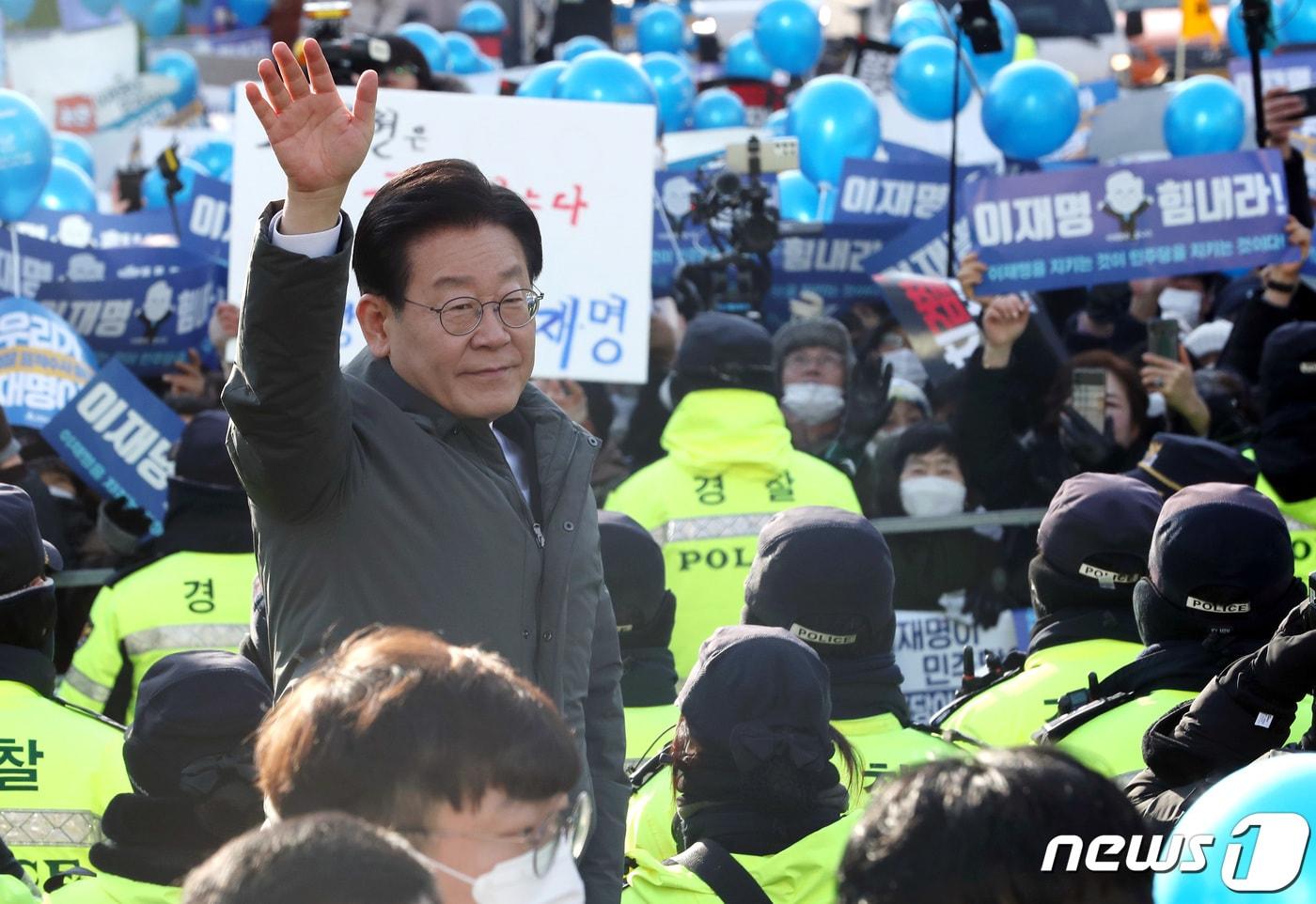 이재명 더불어민주당 대표가 대장동 개발 특혜 의혹 사건 관련 검찰 조사를 받기 위해 지난 1월 28일 오전 서울 서초구 서울중앙지방검찰청에 출석에 앞서 지지자들을 향해 손인사하고 있다. ⓒ News1 이동해 기자