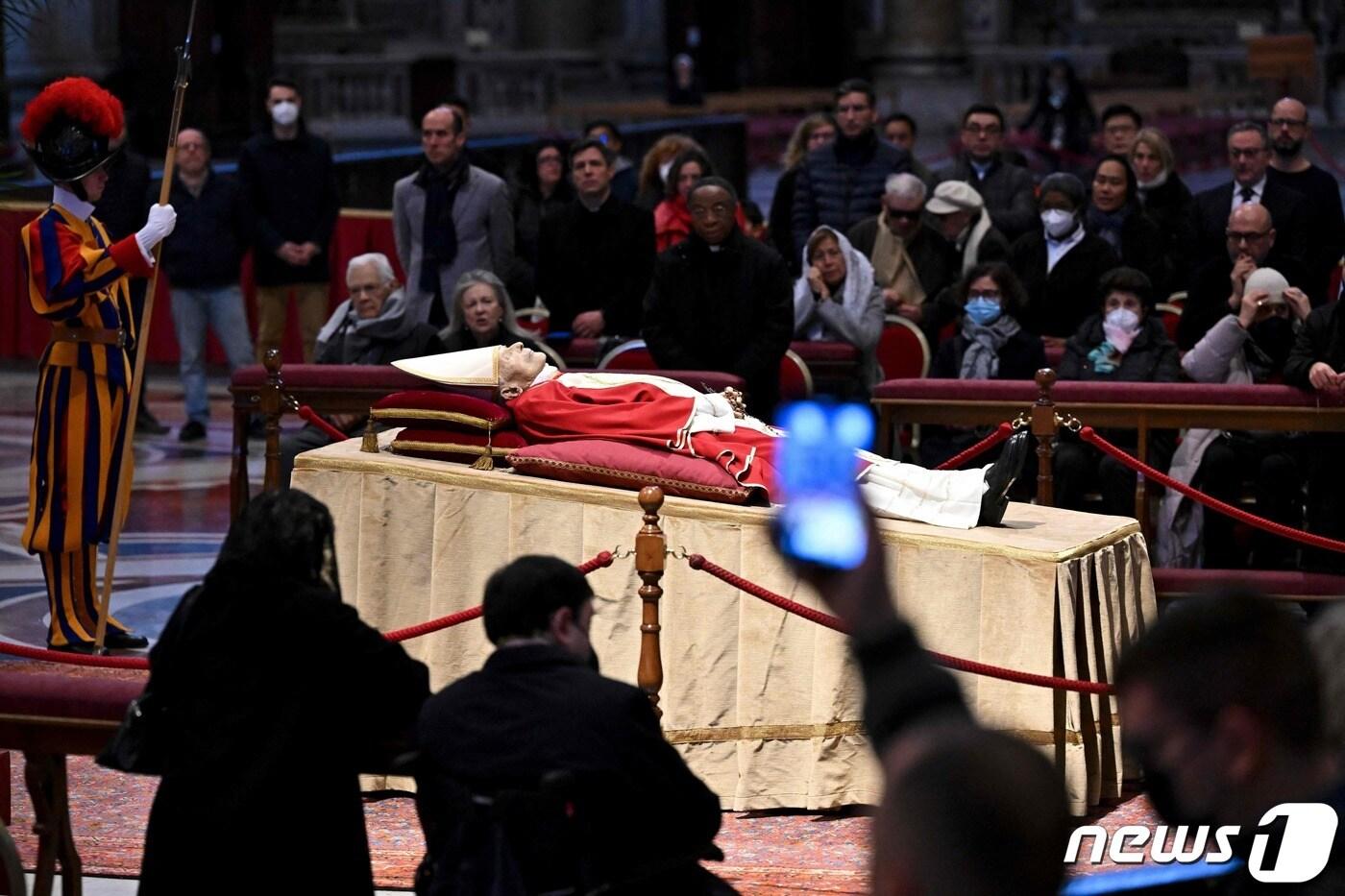 2일&#40;현지시간&#41; 바티칸 성 베드로 대성당에 베네딕토 16세 전 교황의 시신이 안치된 가운데 조문객들의 발걸음이 이어지고 있다. 2013년 건강상의 이유로 교황직을 사임한 베네딕토 16세 전 교황은 지난달 31일 95세의 나이로 선종했다. 이날부터 사흘간 일반인 조문을 받은 뒤 오는 5일 프란치스코 현 교황의 주례로 장례미사가 치러진다. 2023.1.2. ⓒ AFP=뉴스1 ⓒ News1 김성식 기자