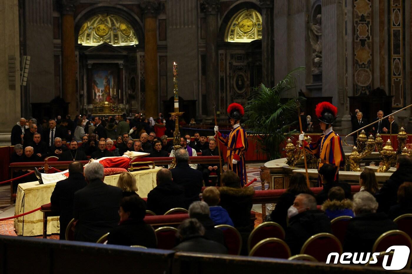 성 베드로 대성전에 안치된 베네딕토 16세 명예 교황을 추모하기 위해 조문객이 몰리고 있다. 2023.01.02/뉴스1 ⓒ 로이터=뉴스1 ⓒ News1 김민수 기자