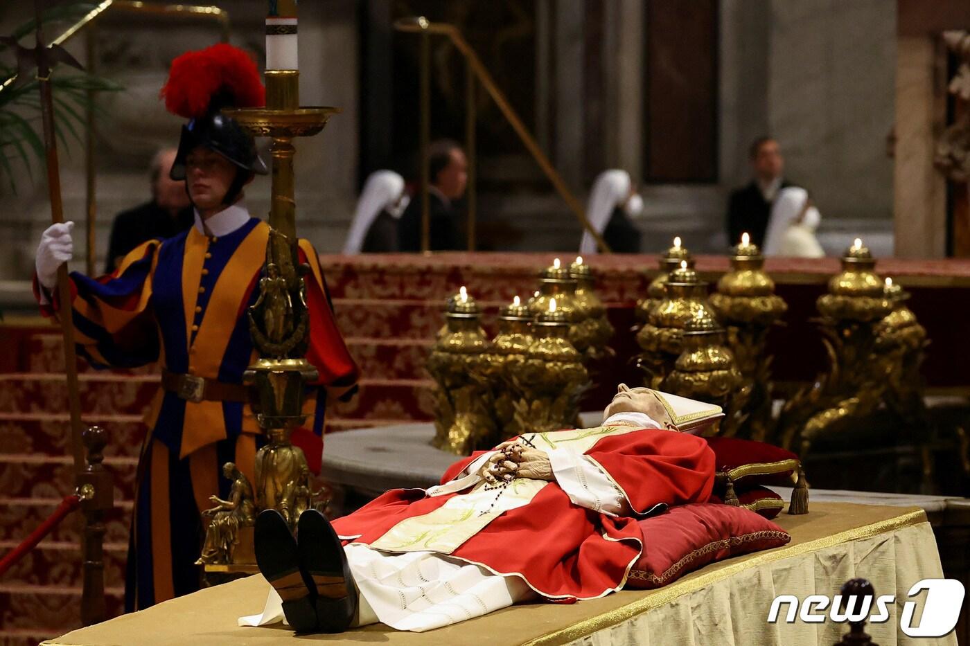 2일&#40;현지시간&#41; 바티칸의 성 베드로 대성전에 안치된 베네딕토 16세 명예 교황의 유해. 2023.01.02/뉴스1 ⓒ 로이터=뉴스1 ⓒ News1 김민수 기자