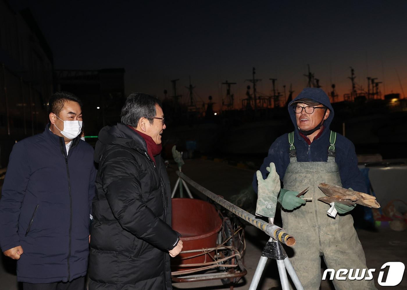 김홍규 강릉시장 새해 어업현장 방문.&#40;강릉시 제공&#41; 2022.1.3/뉴스1