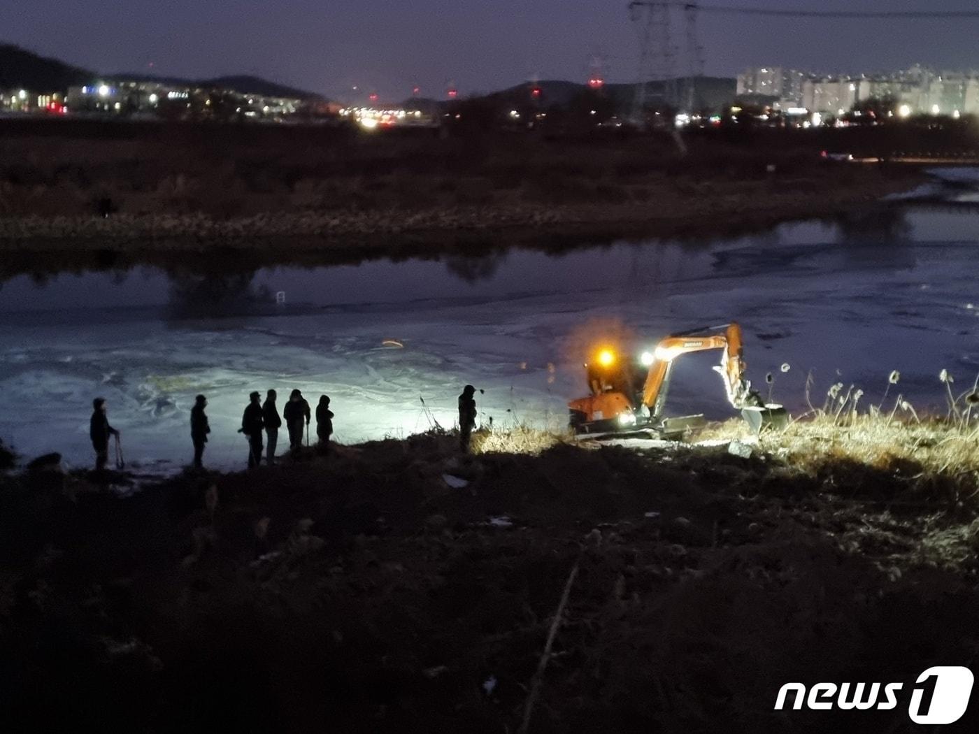 동거녀와 택시기사를 살해한 혐의로 구속된 이기영&#41;을 조사 중인 경찰이 2023년 1월 3일 오후 경기 파주시 공릉천변에서 중장비를 동원해 수색 작업을 벌이고 있다. 2023.1.3/뉴스1 ⓒ News1 DB