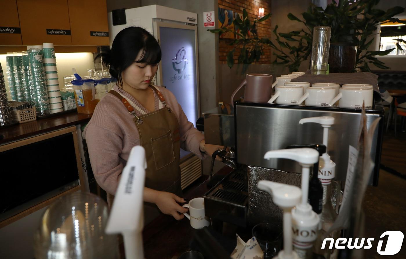 광주 서구 치평동의 한 카페에서 직원이 &#39;커피를 만들고 있다. &#40;사진은 기사 내용과 무관함&#41; / 뉴스1 ⓒ News1