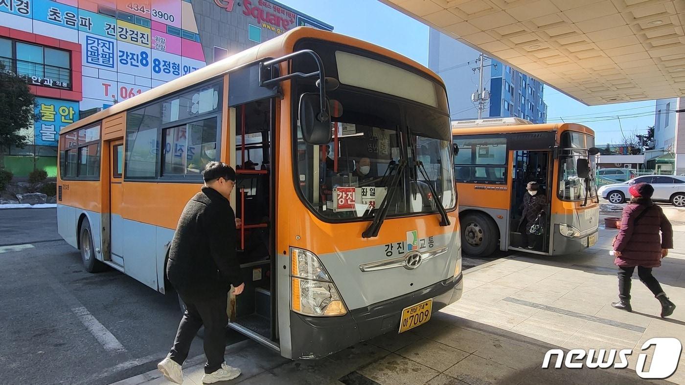 한 청소년이 강진군 농어촌버스를 탑승하고 있다.&#40;강진군 제공&#41;/뉴스1