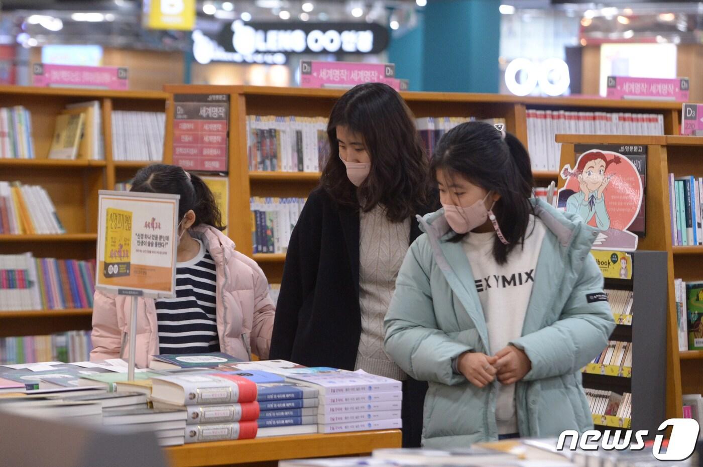 광주 서구 종합버스터미널의 한 서점에서 시민들이 마스크를 쓴 채 책을 살펴보고 있다. ⓒ News1 