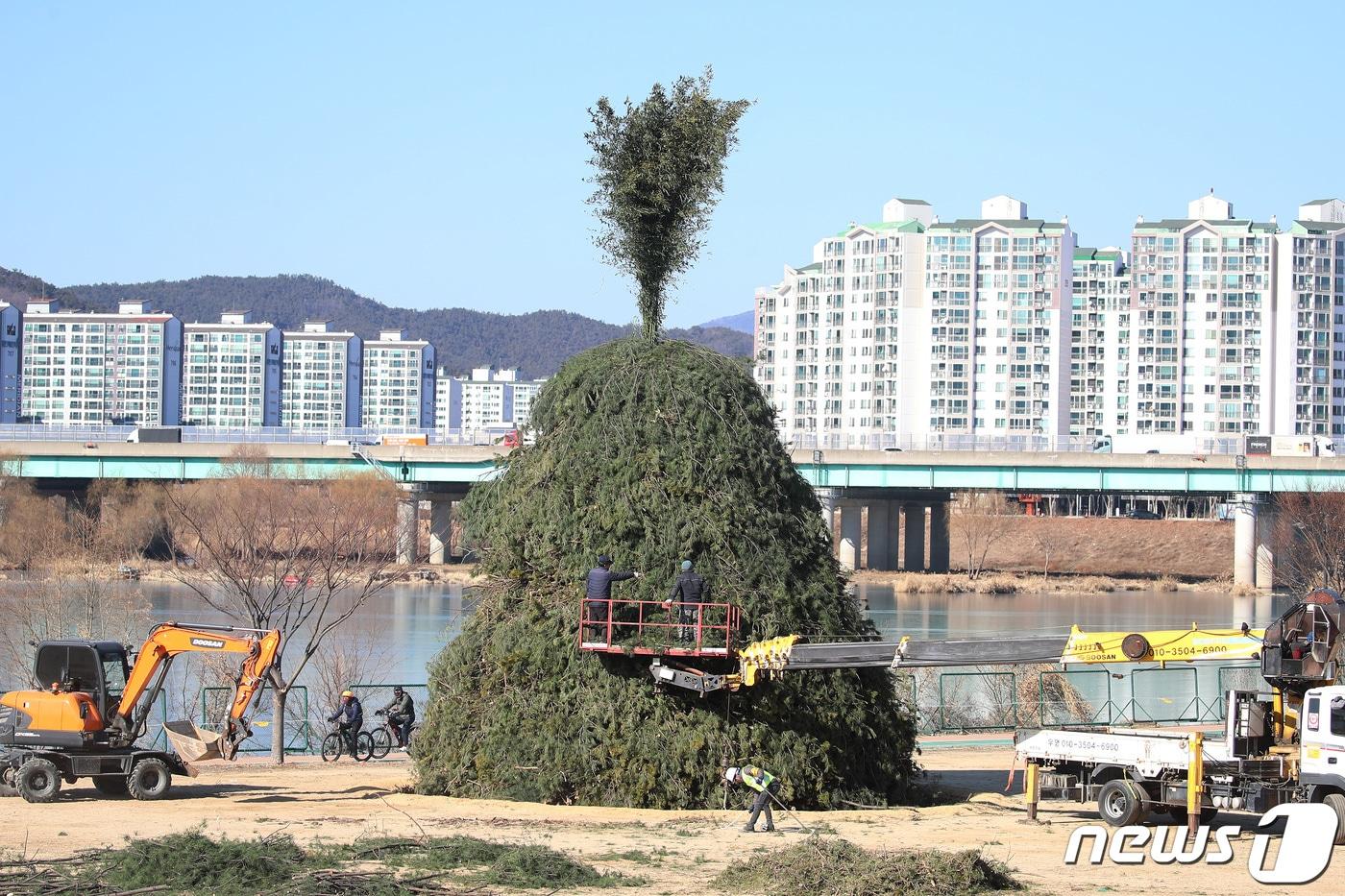 대구시는 4~5일 정월대보름 기간을 맞아 산불방지 특별대책을 추진한다고 3일 밝혔다. 사진은 정월대보름을 엿새 앞둔 지난달 30일 대구 금호강 산격대교 둔치에서 초대형 달집을 만드는 모습. 2023.1.30/뉴스1 ⓒ News1 공정식 기자