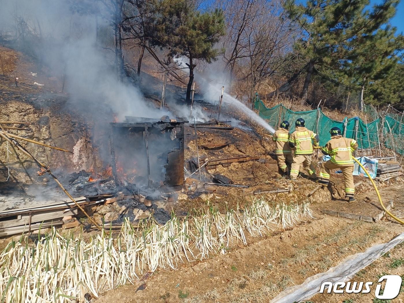 30일 낮 12시13분께 울산 북구 중산동의 한 농막에서 불이 나 소방대원들이 진화 작업을 하고 있다. &#40;울산소방본부 제공&#41;