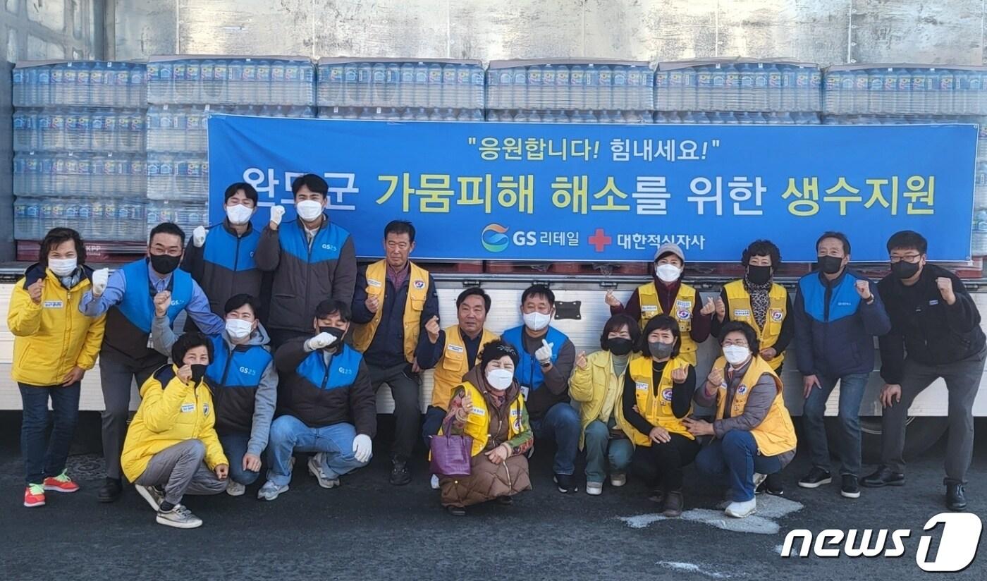 GS리테일과 대한적십자사에서 완도군에 보내온 생수&#40;완도군 제공&#41;/뉴스1