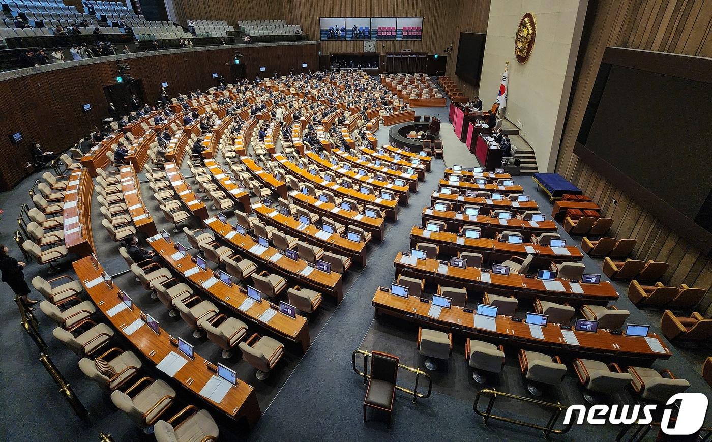 30일 서울 여의도 국회에서 열린 402회 국회&#40;임시회&#41; 제1차 본회의에서 양곡관리법 일부개정법률안&#40;대안&#41; 본회의 부의의 건이 국민의힘 의원들의 불참 속에 재석 의원 165인 중 찬성 157인, 반대 6인, 무효 2인으로 가결되고 있다. 2023.1.30/뉴스1 ⓒ News1 유승관 기자