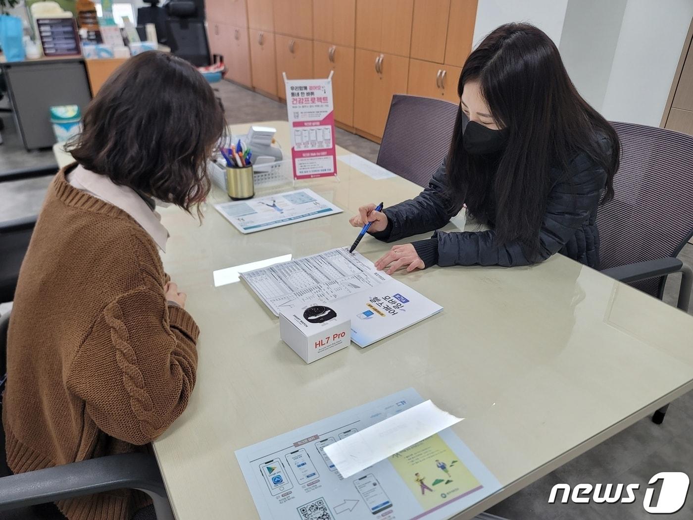 31일 충북 충주시는 올해도 모바일 헬스케어 사업을 추진한다고 밝혔다. 사진은 참여자 모집 모습.&#40;충주시 제공&#41;2023.1.31/뉴스1