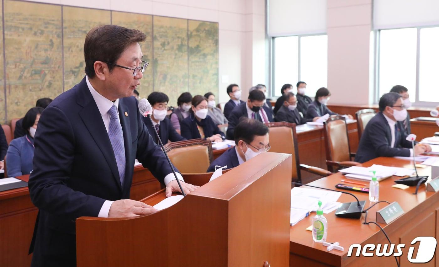 박보균 문화체육관광부 장관이 31일 서울 여의도 국회에서 열린 문화체육관광위원회 전체회의에서 인사말을 하고 있다. 2023.1.31/뉴스1 ⓒ News1 허경 기자