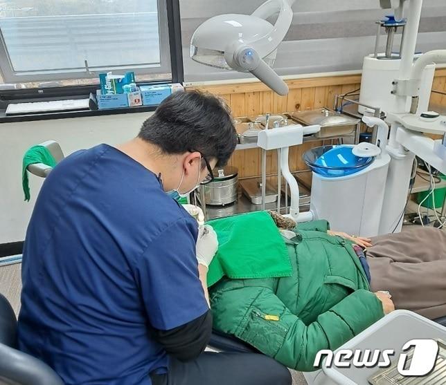 전북 임실군이 치아 결손으로 음식물 섭취가 어려운 저소득층 노인을 대상으로 의치&#40;틀니&#41; 지원 사업을 진행한다.&#40;임실군 제공&#41;2023.1.31/뉴스1