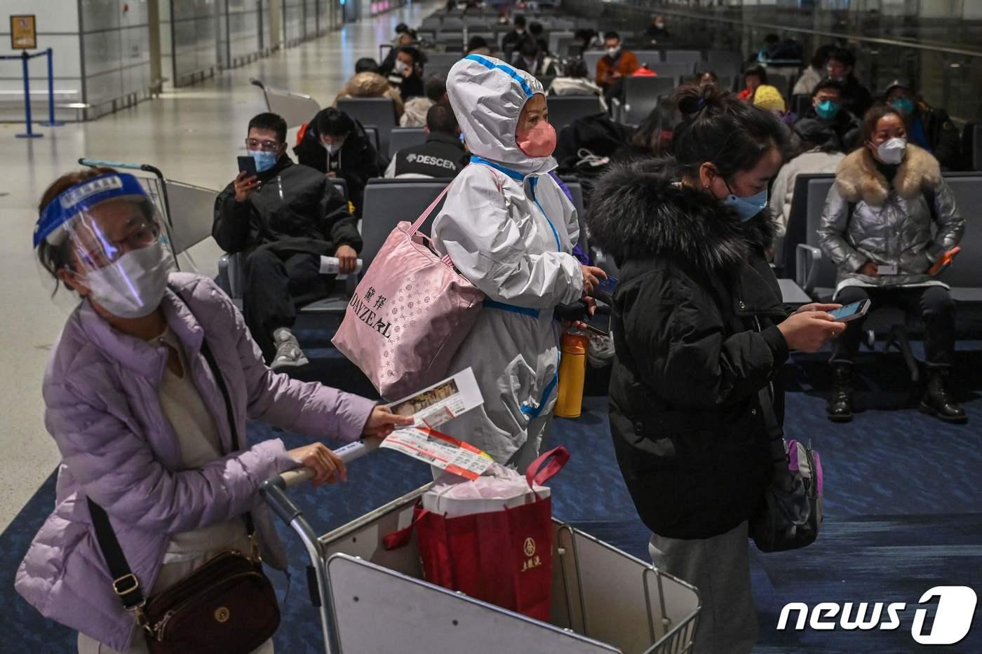 지난 1월3일&#40;현지시간&#41; 코로나19 확산 속 중국 상하이 푸둥 국제 공항 국내선의 대합실에서 승객들이 탑승을 기다리고 있다. ⓒ AFP=뉴스1 ⓒ News1 우동명 기자