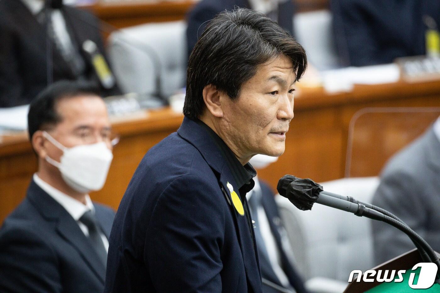 이임재 전 용산경찰서장이 서울 여의도 국회에서 열린 용산 이태원참사 진상규명과 재발방지를 위한 국정조사 1차 청문회에서 의원 질의에 답하고 있다. 2023.1.4/뉴스1 ⓒ News1 유승관 기자