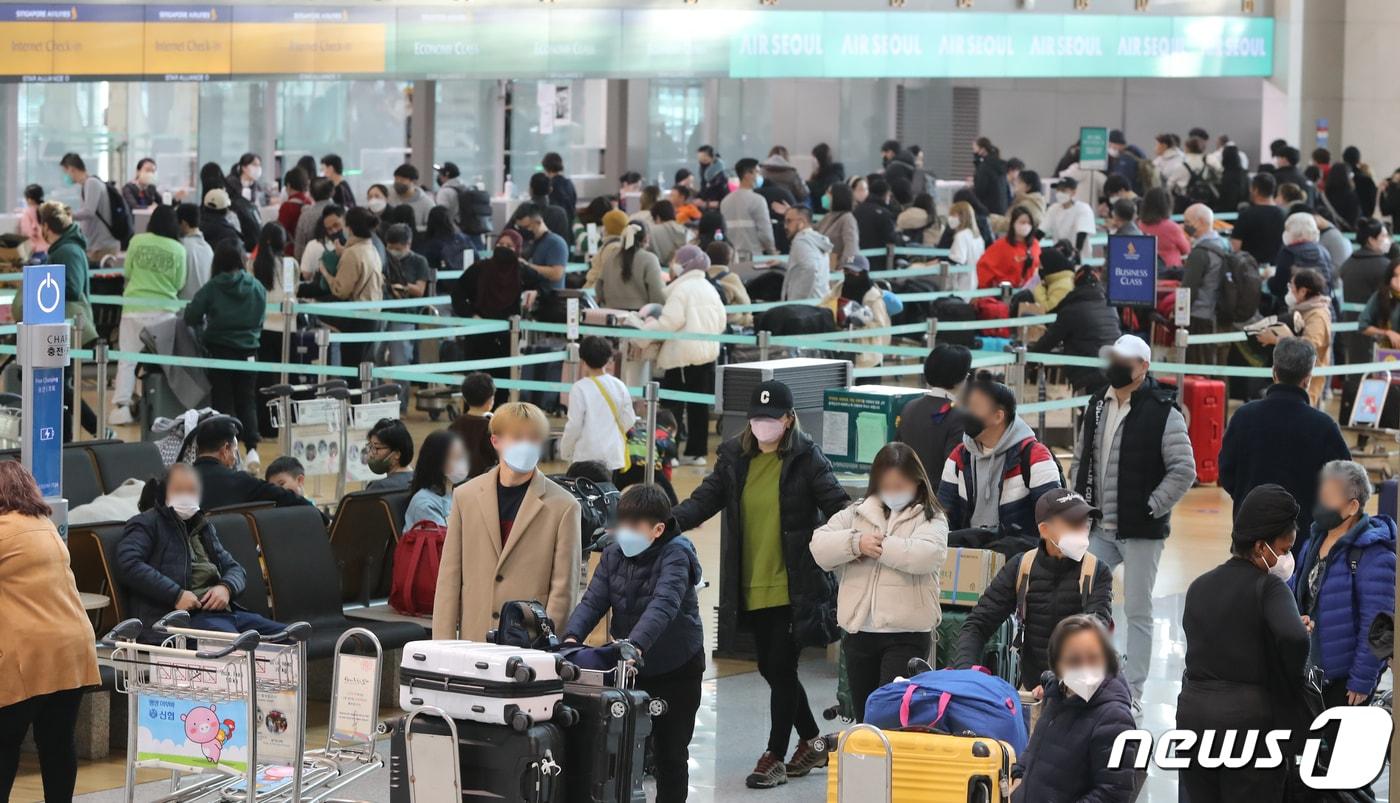 인천국제공항 제1터미널 출국장이 해외여행을 떠나려는 여행객들로 붐비고 있다.2023.1.4/뉴스1 ⓒ News1  