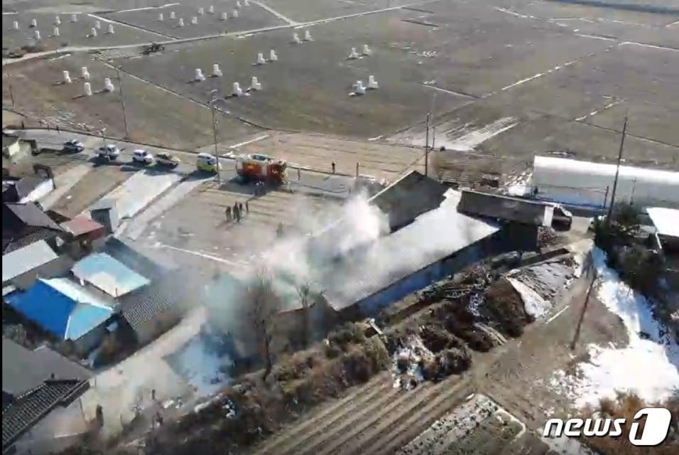 4일 오전 10시7분쯤 경북 영주시 창진동의 한 축사에서 불이나 소방당국이 진화 중이다.&#40;경북소방본부 제공&#41;/뉴스1