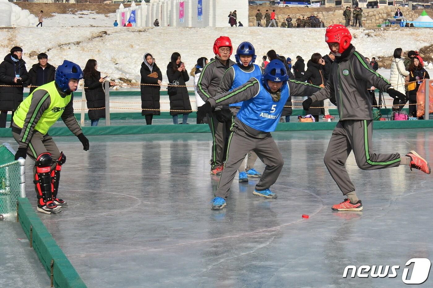 2019년 열린 전국얼음축구대회 군인부 경기.&#40;인제군 제공&#41;/뉴스1