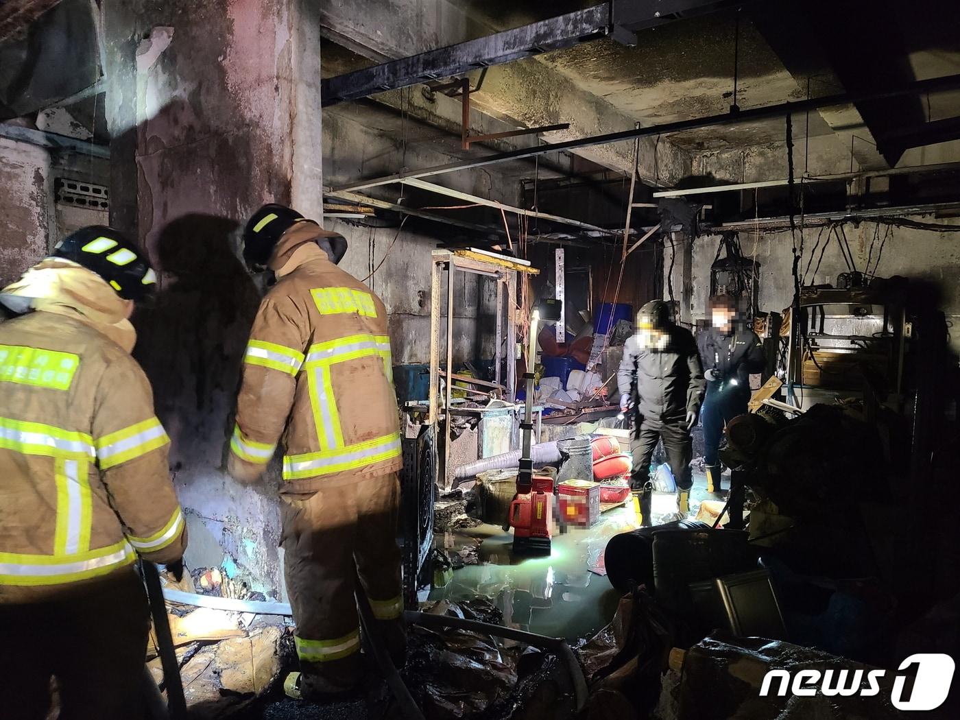 5일 부산 사하구 장림동 화재 현장에서 소방당국이 잔불을 정리하고 있다&#40;부산경찰청 제공&#41; 