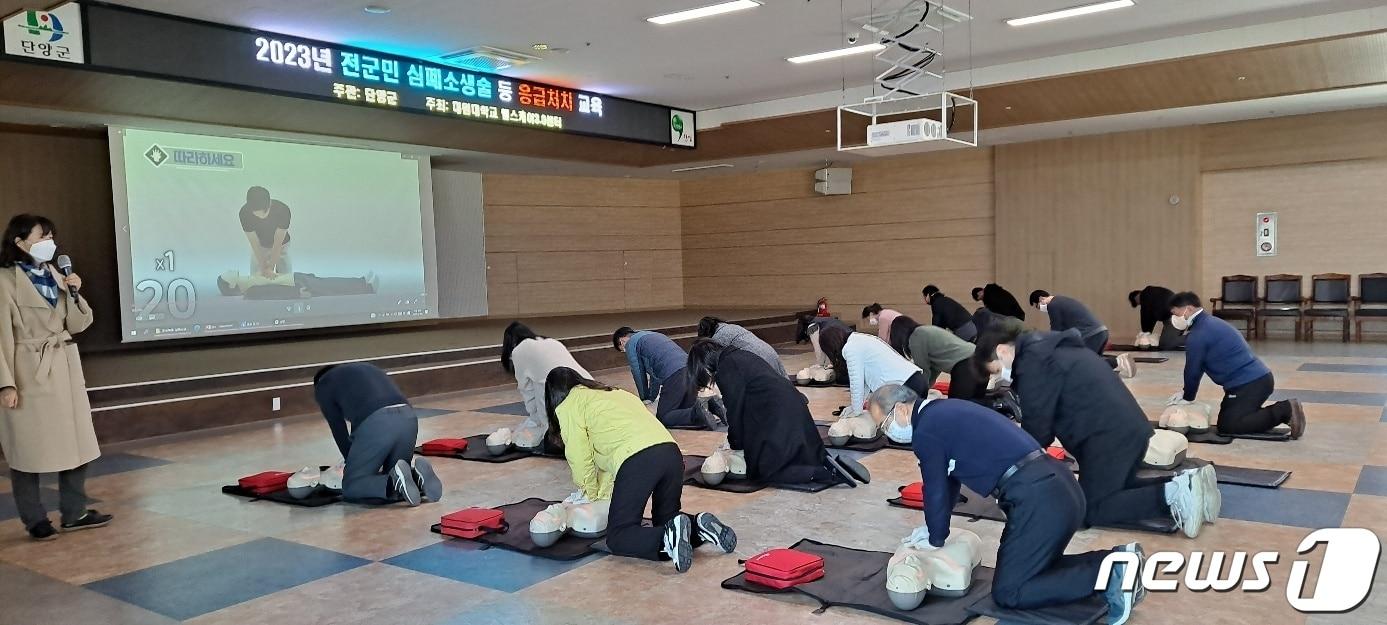 단양군청 공무원들이 전문강사로 부터 심폐소생술을 교육받고 있다. 