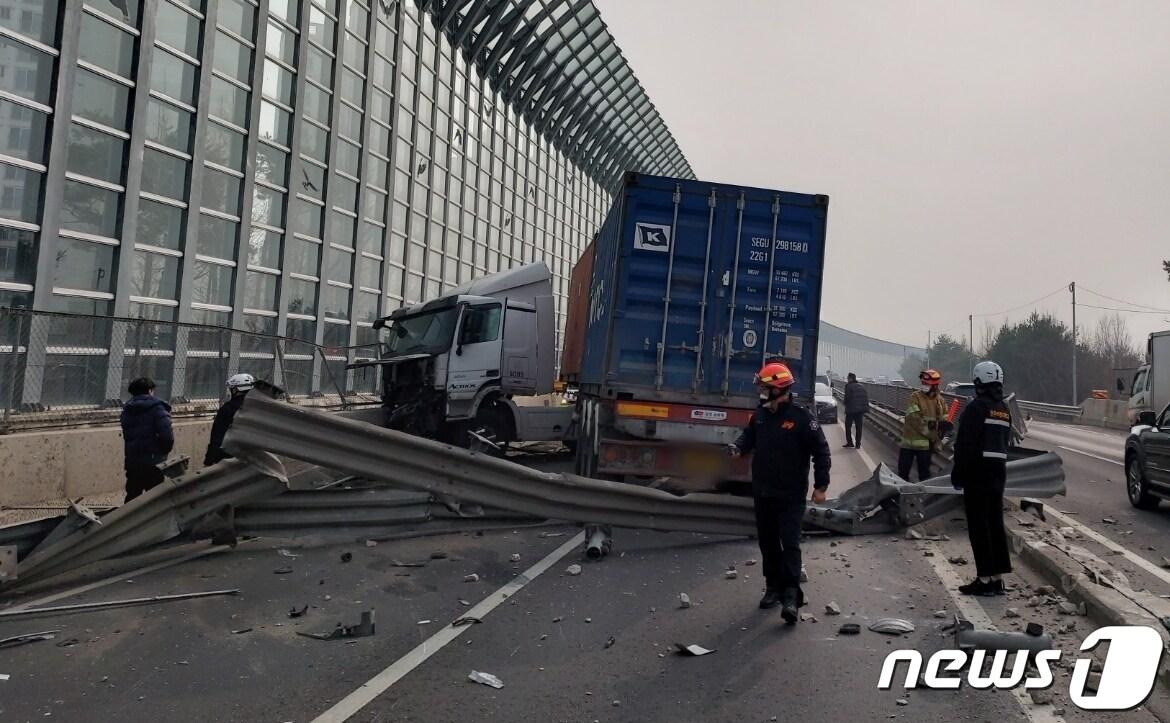 6일 낮 12시29분께 전북 완주군 이서면 자동차전용도로 양동육교에서 25톤 화물차 단독 교통사고가 발생했다.&#40;전북소방본부 제공&#41;2022.1.6/뉴스1