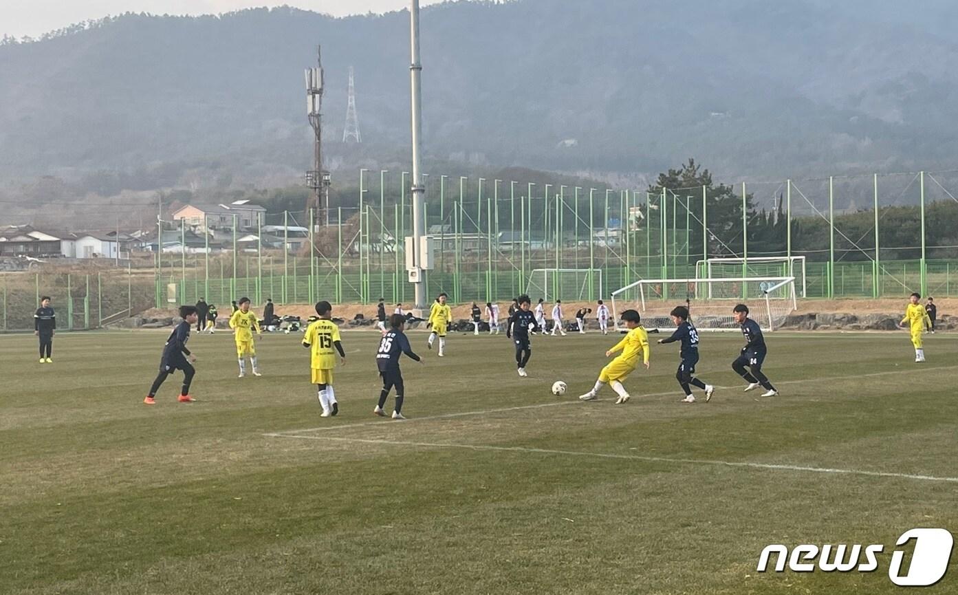 강진에서 훈련중인 초등부 축구팀/뉴스1