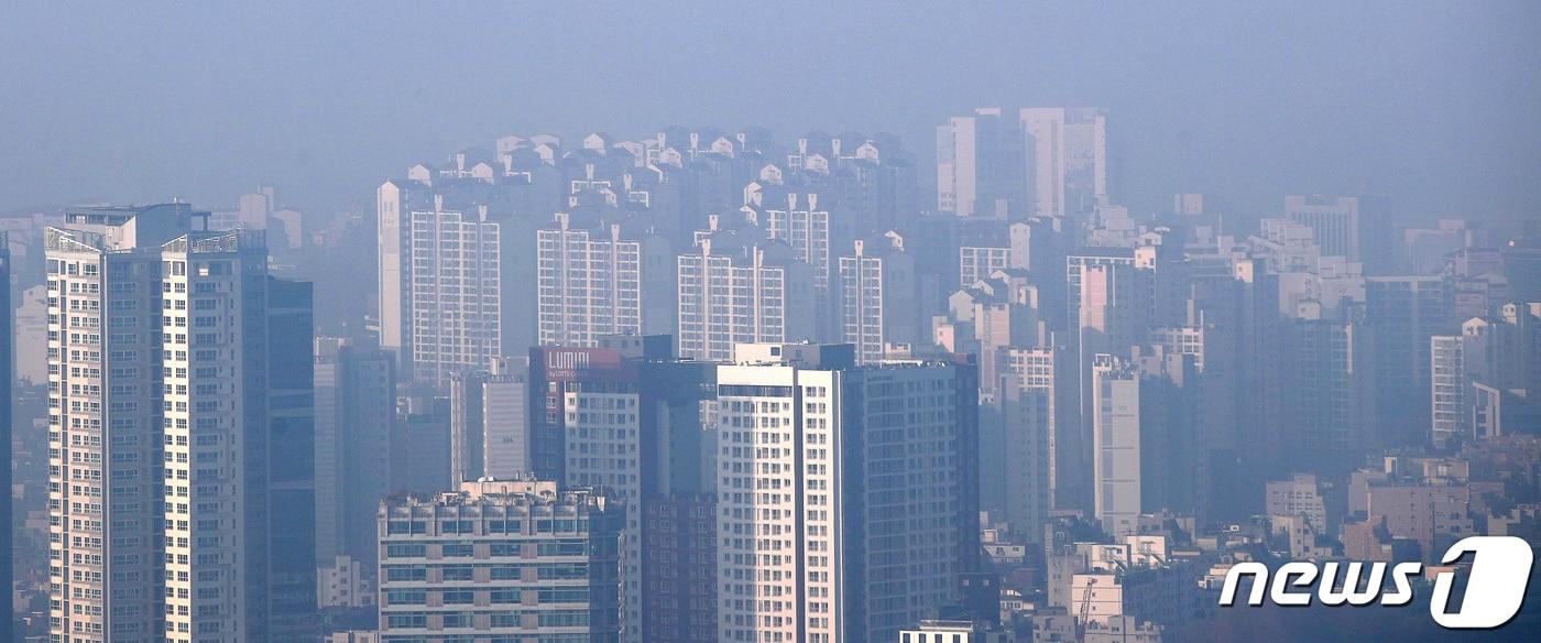 급격한 금리 인상과 경기둔화 우려에 지난해 서울 아파트 값이 3% 가까이 하락한 가운데 같은 기간 용산·종로·서초구는 집값이 오른 것으로 나타났다.  2023.1.8/뉴스1 ⓒ News1 박지혜 기자