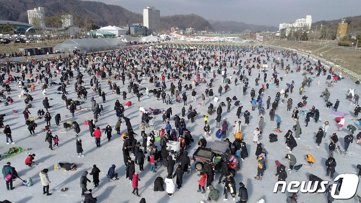  강원 평창군 진부면 오대천 일원에서 열린 ‘제14회 평창송어축제&#39;에 많은 인파가 몰려 성황을 이루고 있다.. &#40;평창군 제공&#41; /뉴스1