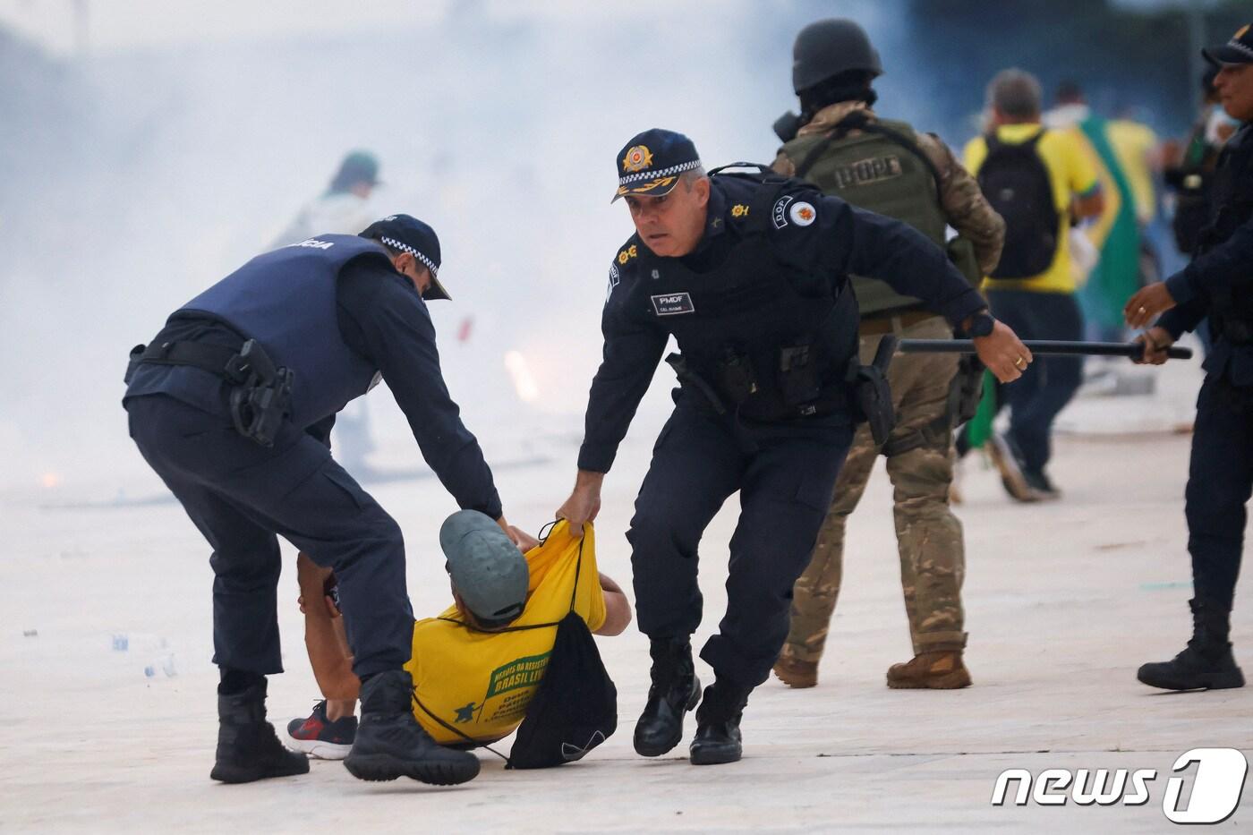 8일&#40;현지시간&#41; 브라질리아에서 보우소나루 지지 시위자가 보안군에 의해 끌려가고 있다. ⓒ 로이터=뉴스1 ⓒ News1 박형기 기자