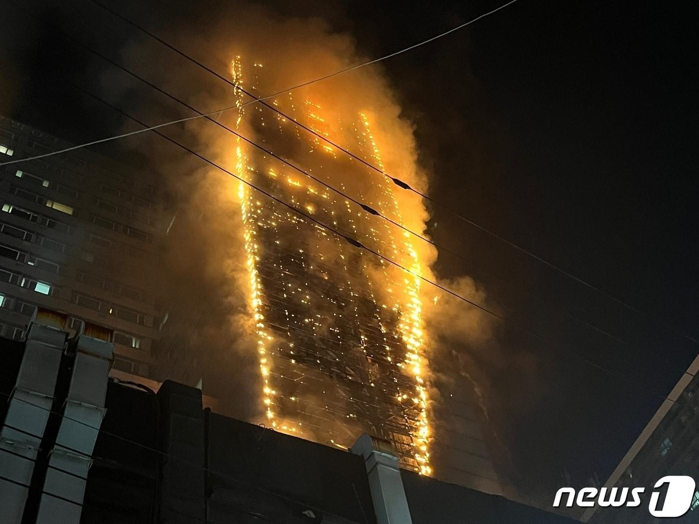 9일 오전 부산 부산진구 서면 오피스텔에 불이 난 모습.&#40;부산소방재난본부 제공&#41;