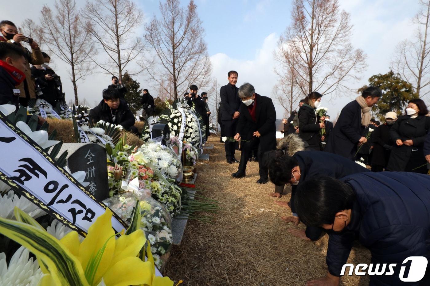 9일 오후 광주 북구 망월동 5·18구묘역 8묘원에서 열린 이한열 열사 모친 고 배은심 여사의 1주기 추모제에서 추모객들이 헌화하고 있다. 2023.1.9/뉴스1 ⓒ News1 정다움 기자