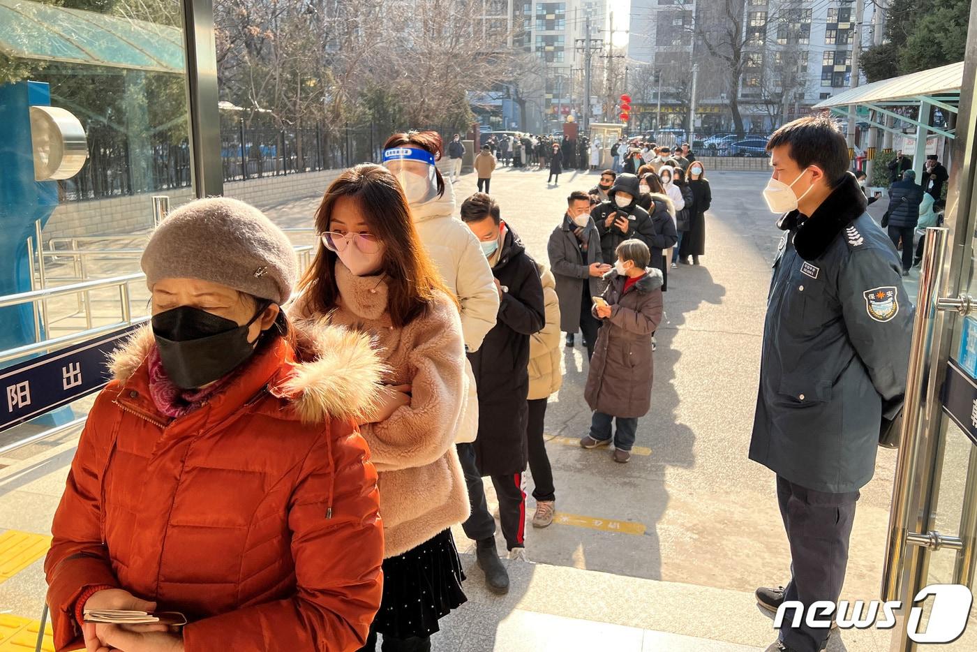 방역 정책을 완화한 중국 당국이 최근 국경 봉쇄를 해제한 가운데 9일 중국 베이징의 한 검역소에 시민들이 홍콩 마카오 대만을 비롯, 출국용 여권을 발급 받기 위해 코로나19 검사를 기다리고 있다. 2023.1.9. ⓒ 로이터=뉴스1 ⓒ News1 김성식 기자