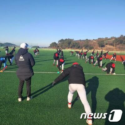 고흥군은 전라남도 주관 2022 시즌 동·하계 전지훈련 시군 유치실적 평가에서 2년 연속 우수기관으로 선정됐다. 지난해 12월부터 올해 2월말까지 축구, 야구, 테니스, 정구, 역도 등 6개 종목에 30여팀, 연인원 1만6000여명의 선수가 고흥군에서 전지훈련을 실시하게 된다.&#40;고흥군 제공&#41;2023.1.9/뉴스1 ⓒ News1