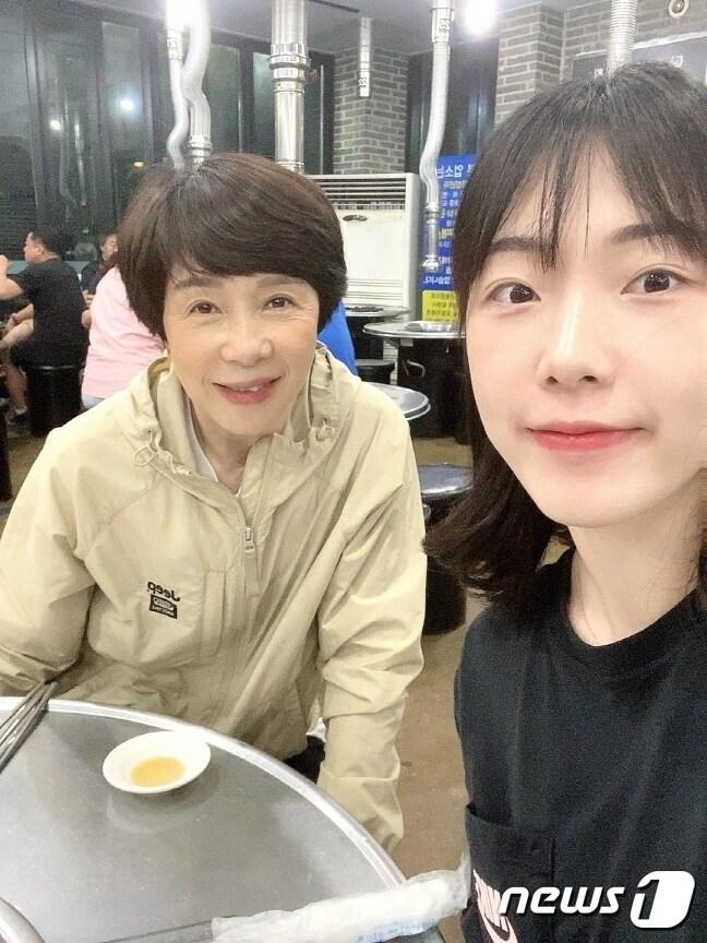 엄마 정소영 감독&#40;왼쪽&#41;과 김혜정 선수&#40;전북체육회 제공&#41;/뉴스1